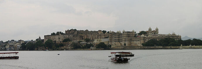 1280px-India_-Udaipur-001-Udaipur_Palace_panorama_from_the_lake(1038245526)