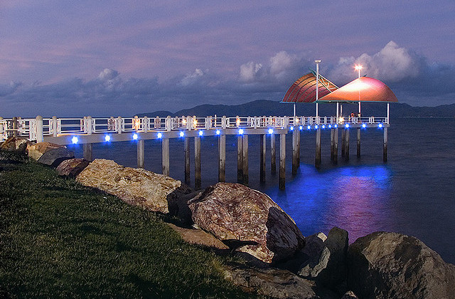 Townsville-Strand-at-Night-by-Rob-Bruce-on-Flickr-640x420