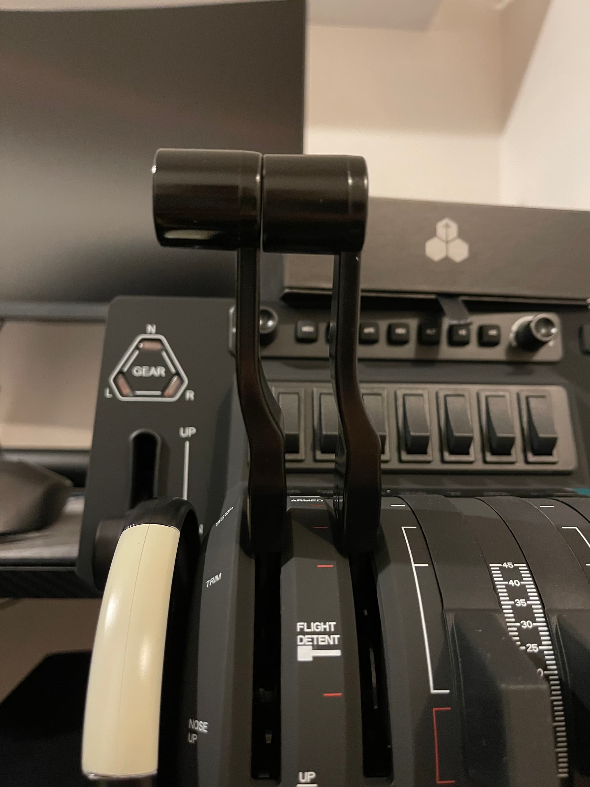 New Honeycomb Bravo Throttle, is this normal? The levers are not aligned  when pulled back before being in the reverse area. : r/flightsim