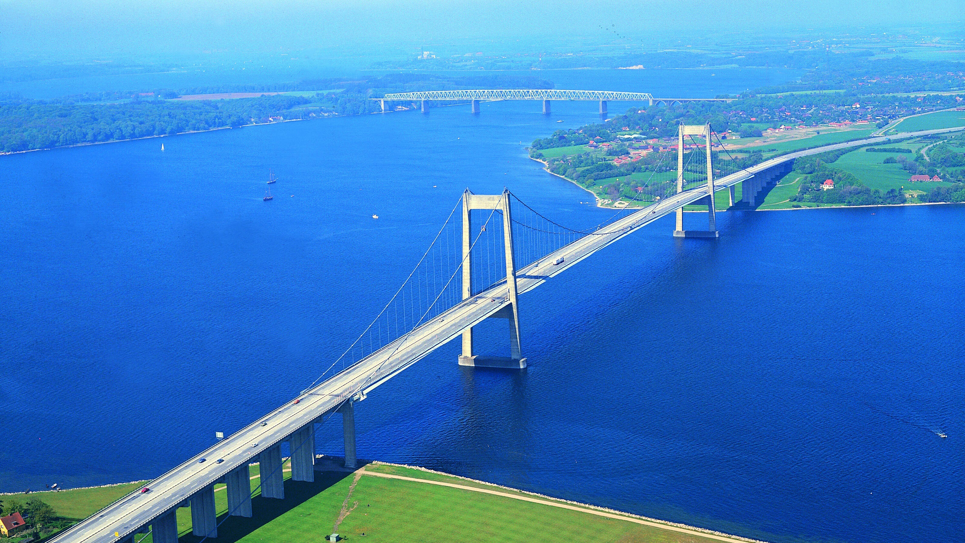 Мост т б. Мост большой Бельт в Дании. Мост пролив Бельт. Малый Бельт пролив. Нюборг Корсер мост.